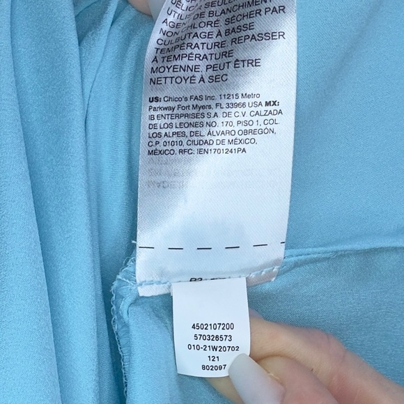 *NWT WHITE HOUSE BLACK MARKET Flutter Sleeve Silky V-Neck Top in Bermuda Blue - Picture 12 of 12